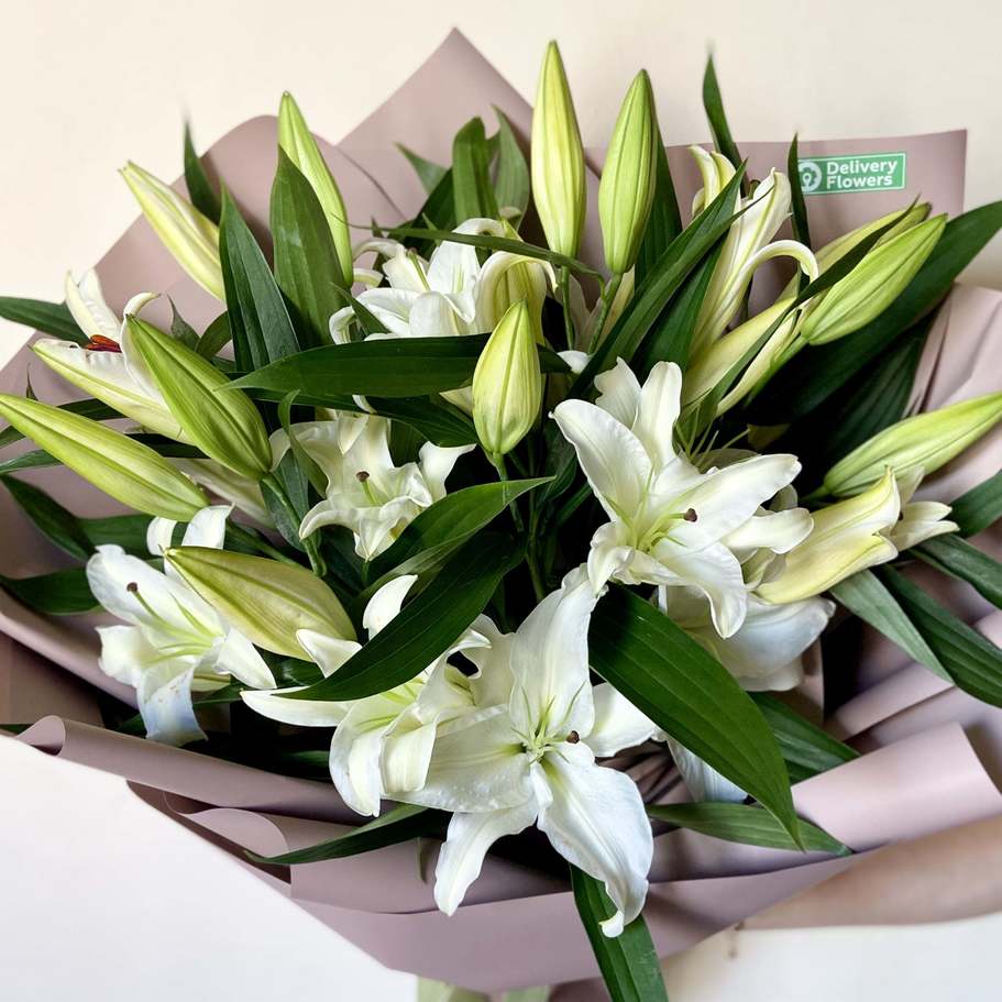 Букет из 5 белых лилий - Доставка цветов Саратов. Сервис Delivery Flowers | 8 800 444-00-29
