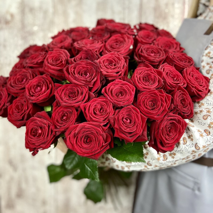 Букет из 51 розы Red Naomi 70 cм. - Доставка цветов Саратов. Сервис Delivery Flowers | 8 800 444-00-29