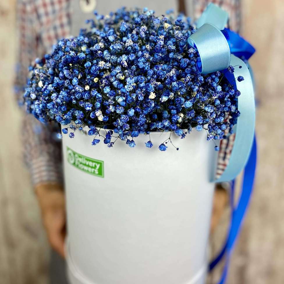 Букет из гипсофилы "Синее облачко" в шляпной коробке - Доставка цветов Саратов. Сервис Delivery Flowers | 8 800 444-00-29