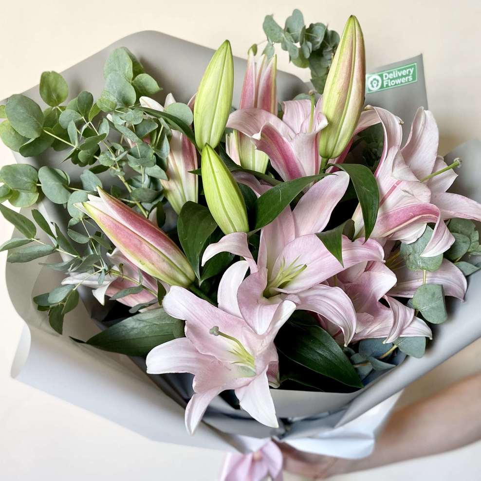 Букет из лилий с эвкалиптом - Доставка цветов Саратов. Сервис Delivery Flowers | 8 800 444-00-29