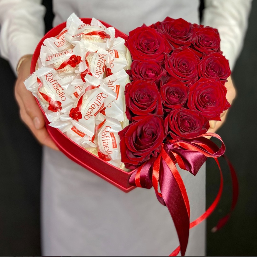 Бокс сердце с розой и Раффаэло - Доставка цветов Саратов. Сервис Delivery Flowers | 8 800 444-00-29